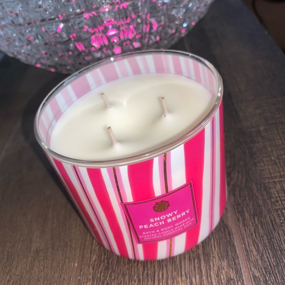 Snowy Peach Berry 3 Wick Candle Bath and Body Works - Picture 5 of 7